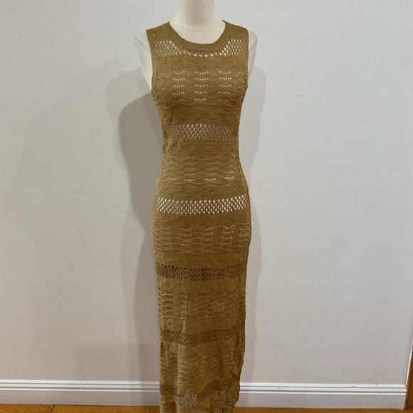 Elegant Gold Sleeveless Dress - Picture 4 of 8